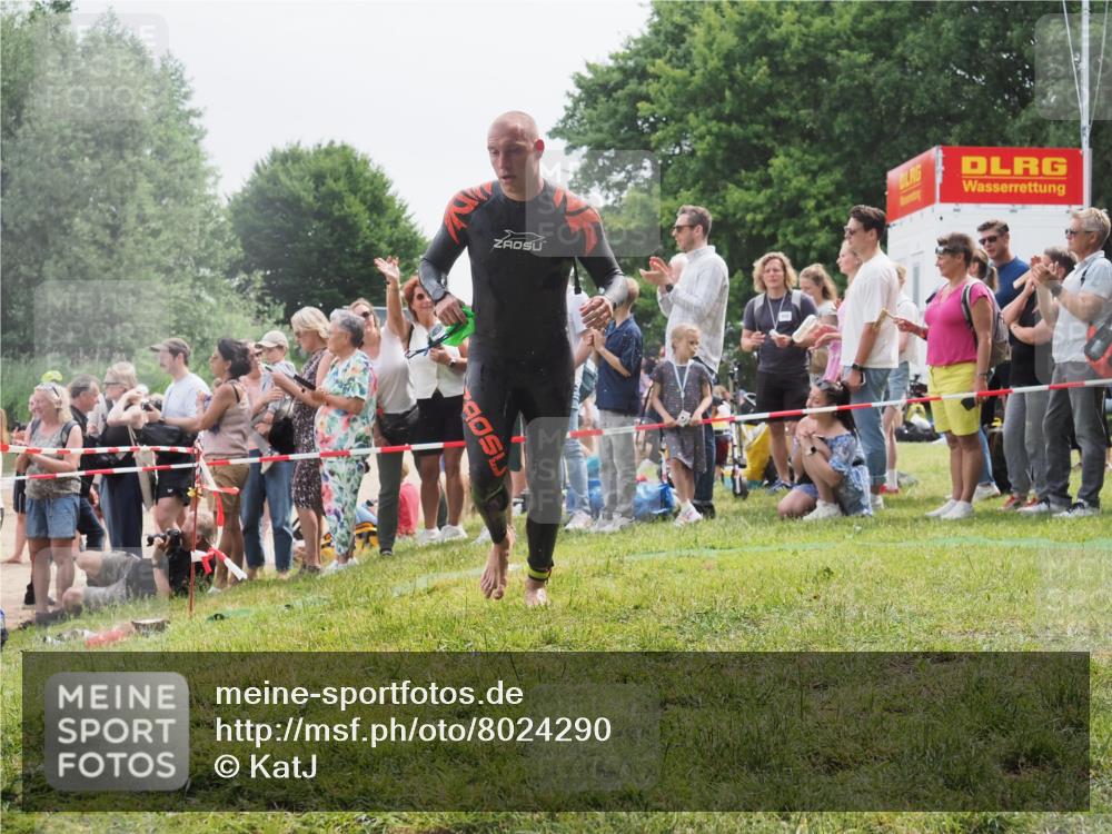 15.06.2025 - 27. Vierlanden-Triathlon KatJ http://msf.ph/oto/8024290 15.06.2025 10:57:36 Schwimmen 707, 722 meine-sportfotos.de