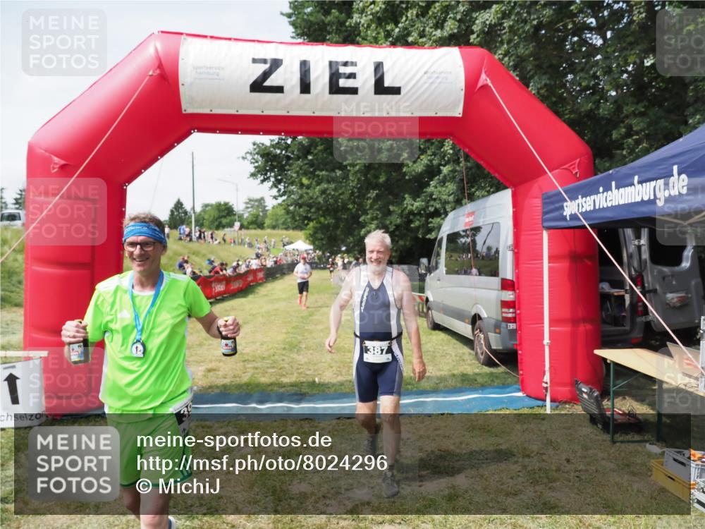 21.06.2025 - 27. Vierlanden-Triathlon MichiJ http://msf.ph/oto/8024296 15.06.2026 11:51:06 Ziel 387 meine-sportfotos.de