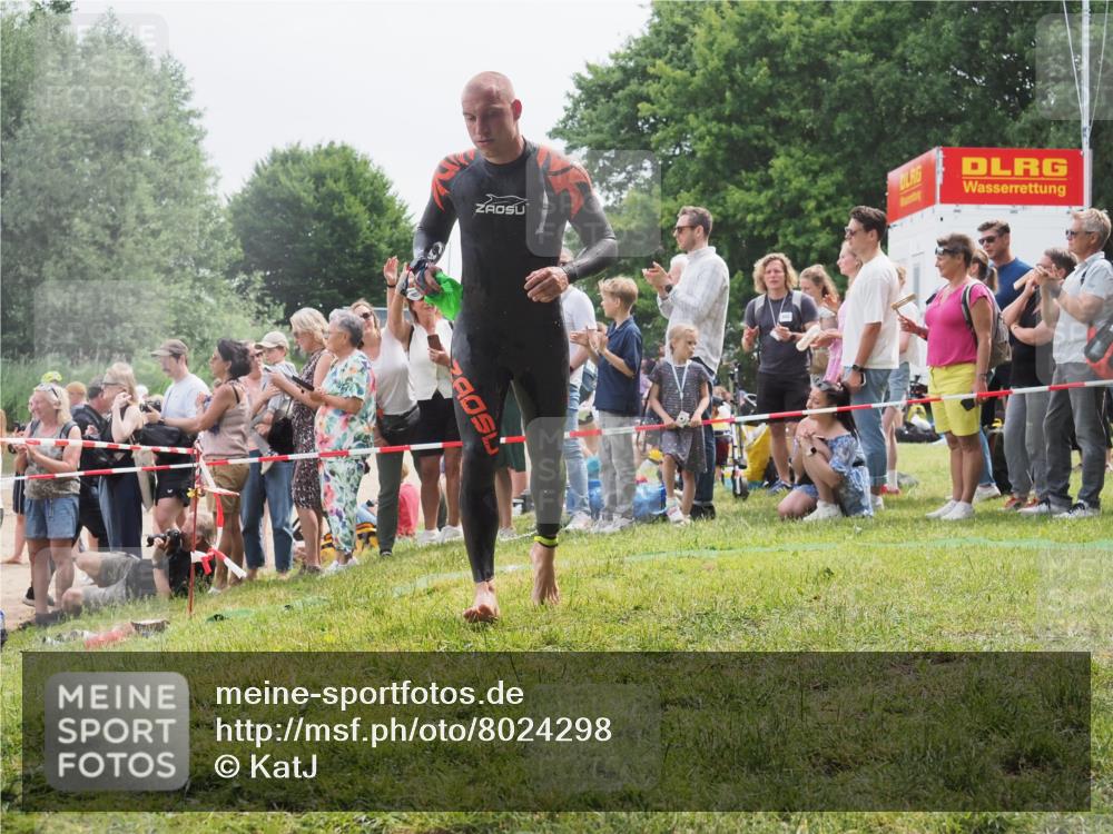 15.06.2025 - 27. Vierlanden-Triathlon KatJ http://msf.ph/oto/8024298 15.06.2025 10:57:36 Schwimmen 707, 722 meine-sportfotos.de