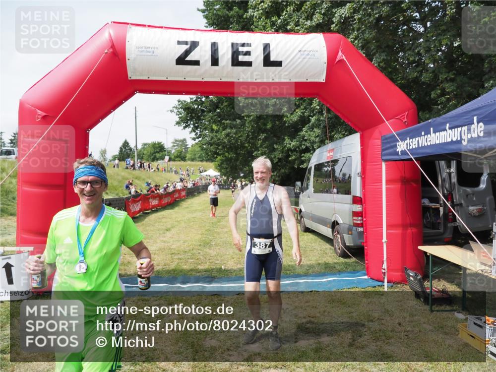 21.06.2025 - 27. Vierlanden-Triathlon MichiJ http://msf.ph/oto/8024302 15.06.2026 11:51:06 Ziel 387 meine-sportfotos.de