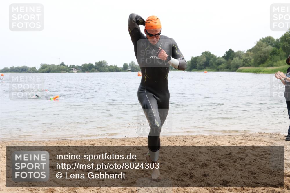 15.06.2025 - 27. Vierlanden-Triathlon Lena Gebhardt http://msf.ph/oto/8024303 15.06.2025 10:55:02 Schwimmen 677, 735, 744, 761 meine-sportfotos.de
