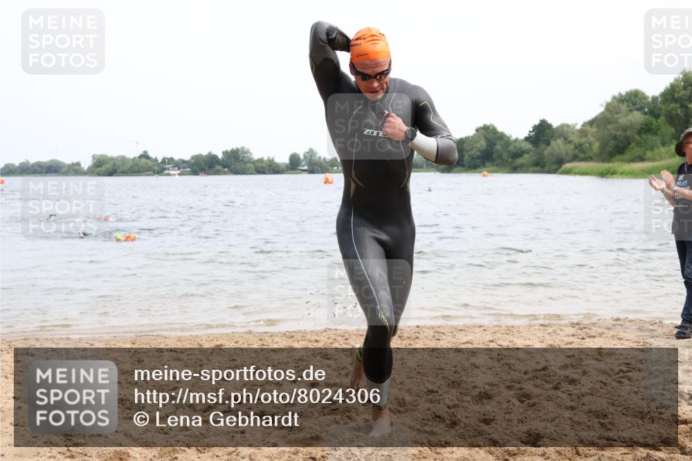 15.06.2025 - 27. Vierlanden-Triathlon Lena Gebhardt http://msf.ph/oto/8024306 15.06.2025 10:55:02 Schwimmen 677, 735, 744, 761 meine-sportfotos.de