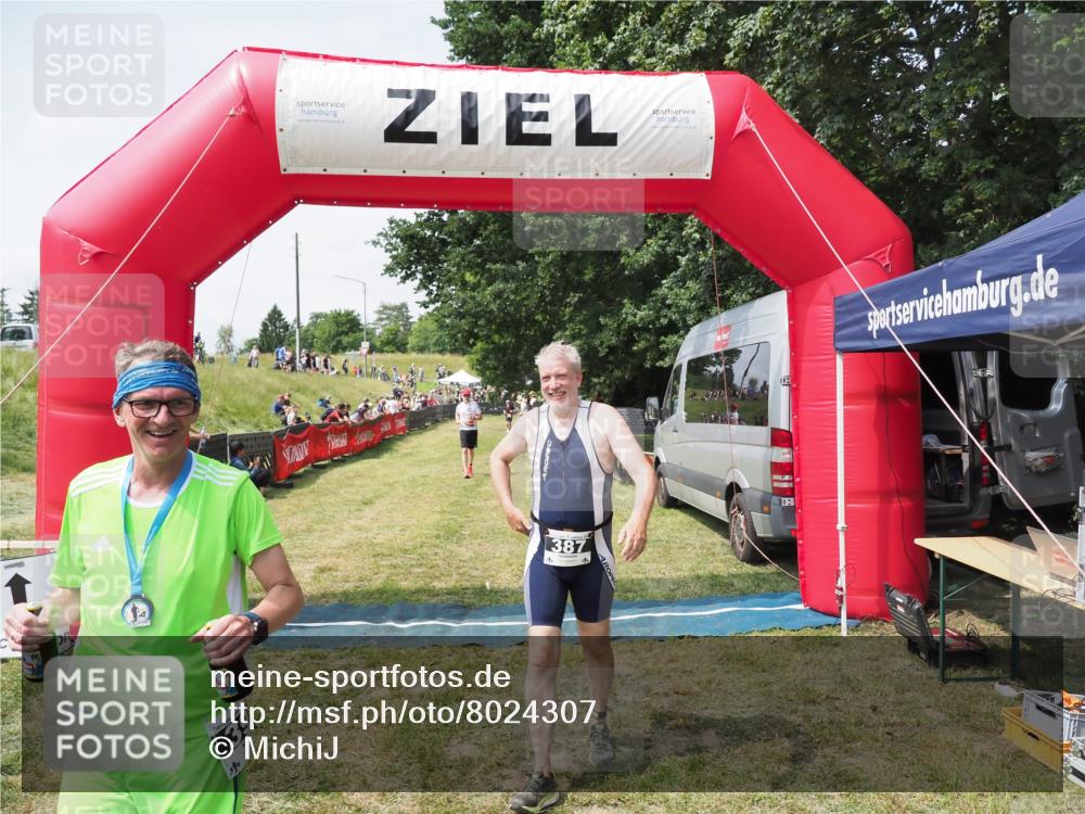 21.06.2025 - 27. Vierlanden-Triathlon MichiJ http://msf.ph/oto/8024307 15.06.2026 11:51:07 Ziel 371, 387 meine-sportfotos.de