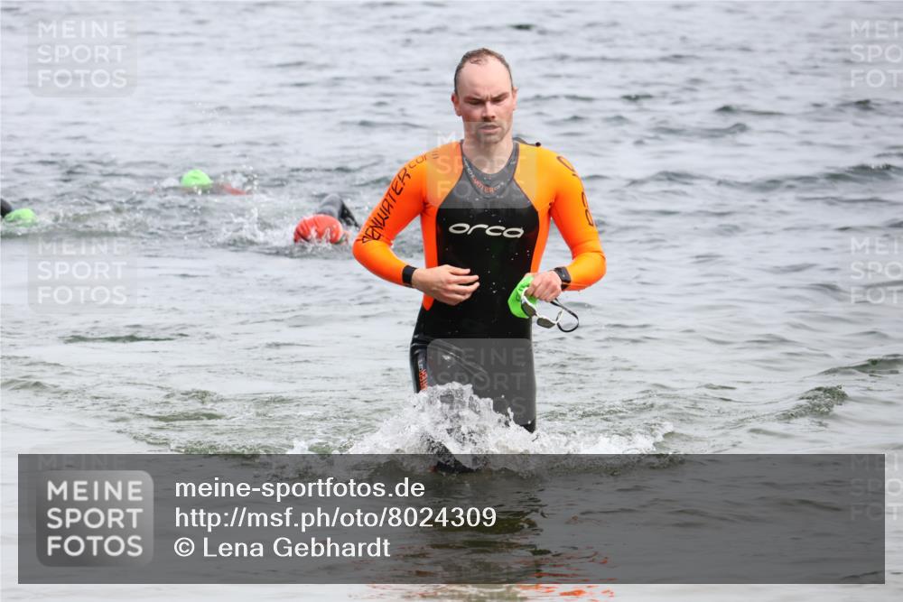 15.06.2025 - 27. Vierlanden-Triathlon Lena Gebhardt http://msf.ph/oto/8024309 15.06.2025 10:55:11 Schwimmen 661, 725, 735 meine-sportfotos.de
