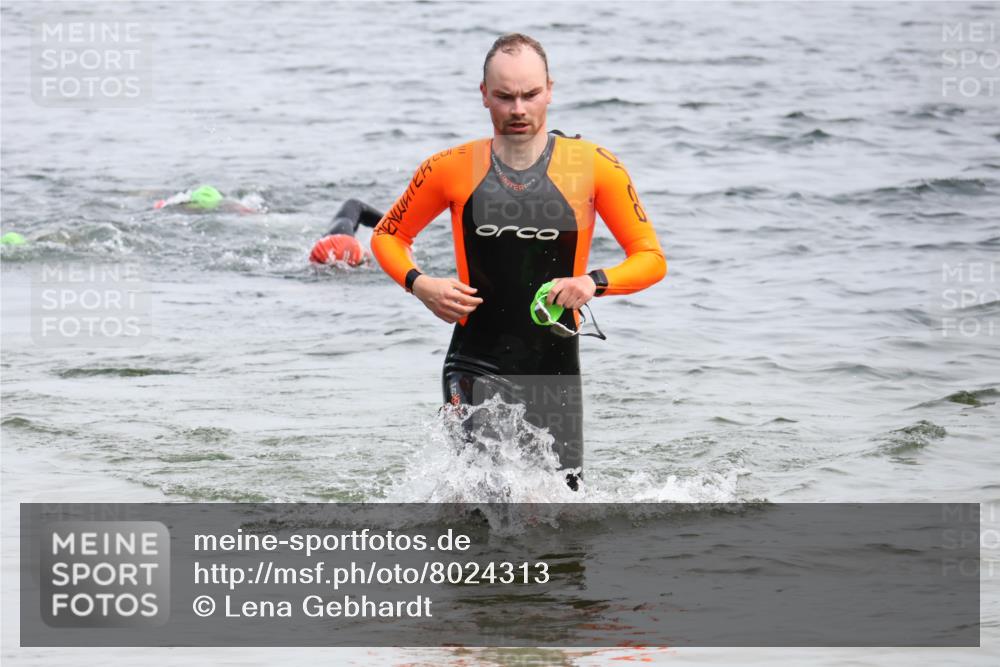 15.06.2025 - 27. Vierlanden-Triathlon Lena Gebhardt http://msf.ph/oto/8024313 15.06.2025 10:55:11 Schwimmen 661, 725, 735 meine-sportfotos.de