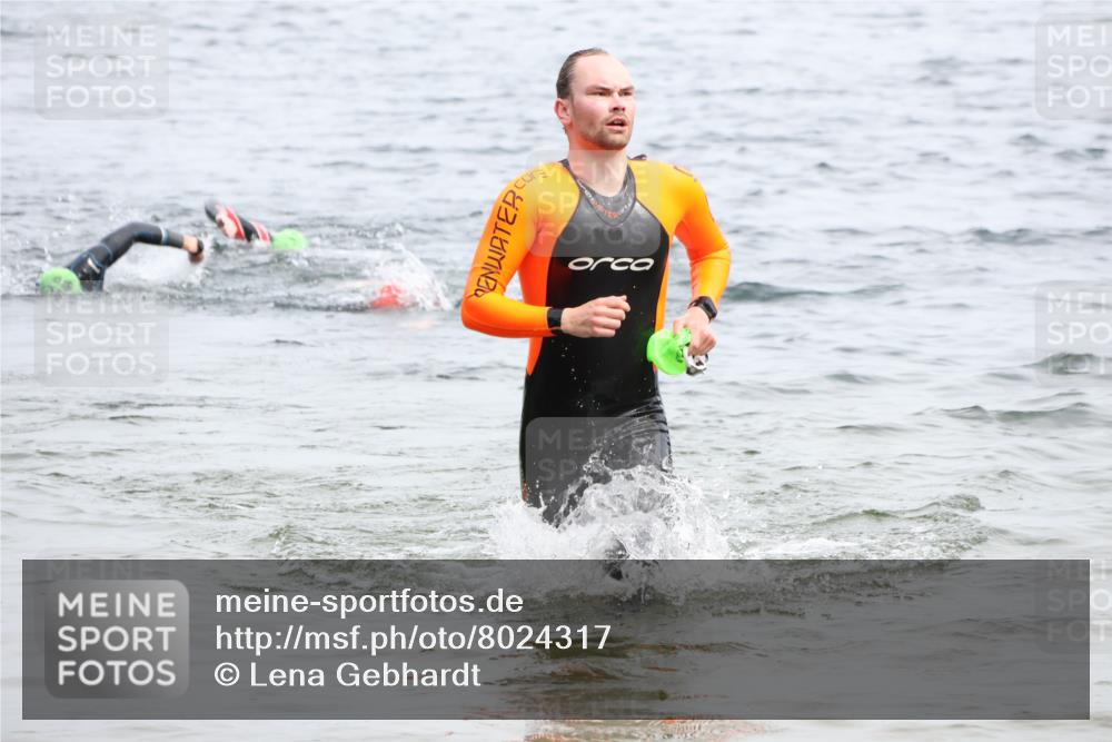 15.06.2025 - 27. Vierlanden-Triathlon Lena Gebhardt http://msf.ph/oto/8024317 15.06.2025 10:55:12 Schwimmen 661, 725 meine-sportfotos.de
