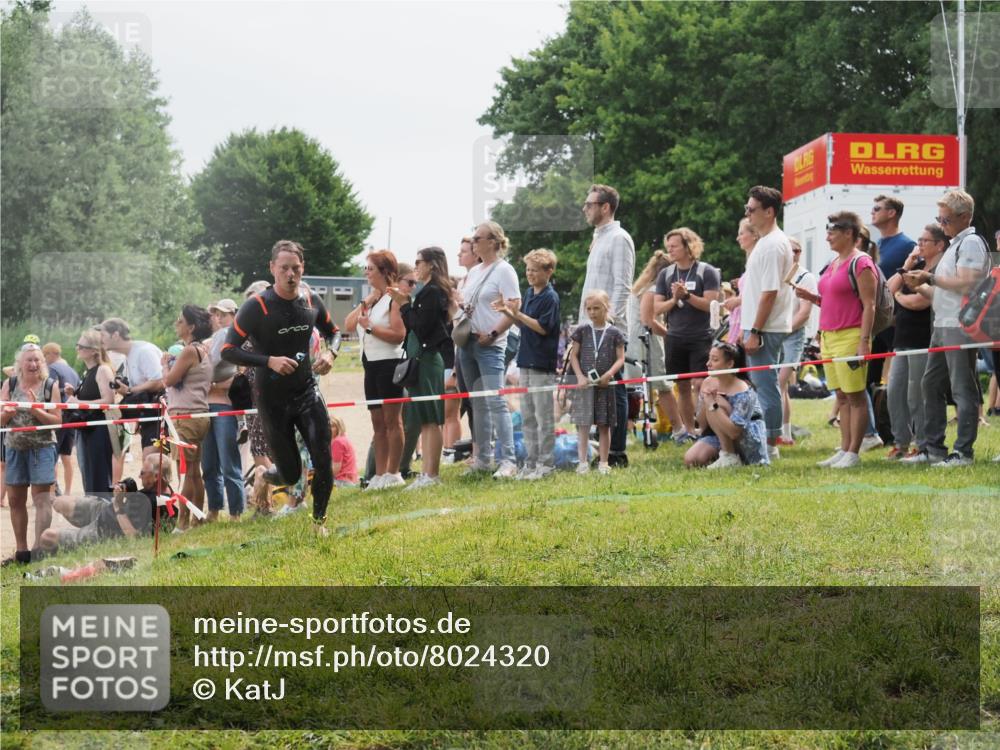 15.06.2025 - 27. Vierlanden-Triathlon KatJ http://msf.ph/oto/8024320 15.06.2025 10:57:40 Schwimmen 707, 722 meine-sportfotos.de