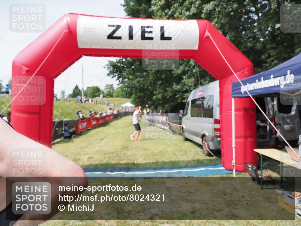21.06.2025 - 27. Vierlanden-Triathlon MichiJ http://msf.ph/oto/8024321 15.06.2026 11:51:09 Ziel 371, 387 meine-sportfotos.de