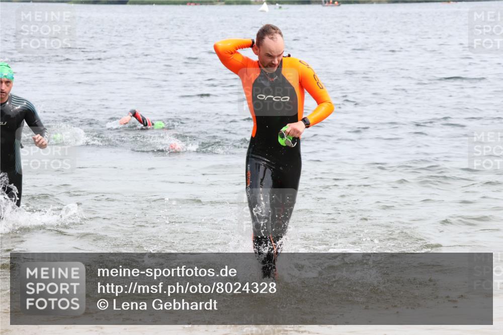 15.06.2025 - 27. Vierlanden-Triathlon Lena Gebhardt http://msf.ph/oto/8024328 15.06.2025 10:55:14 Schwimmen 661, 725 meine-sportfotos.de