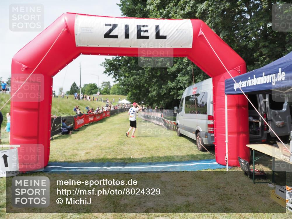 21.06.2025 - 27. Vierlanden-Triathlon MichiJ http://msf.ph/oto/8024329 15.06.2026 11:51:09 Ziel 371, 387 meine-sportfotos.de