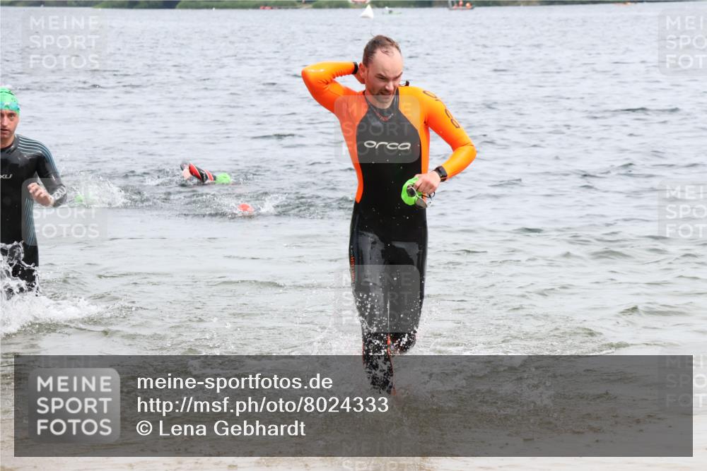 15.06.2025 - 27. Vierlanden-Triathlon Lena Gebhardt http://msf.ph/oto/8024333 15.06.2025 10:55:14 Schwimmen 661, 725 meine-sportfotos.de