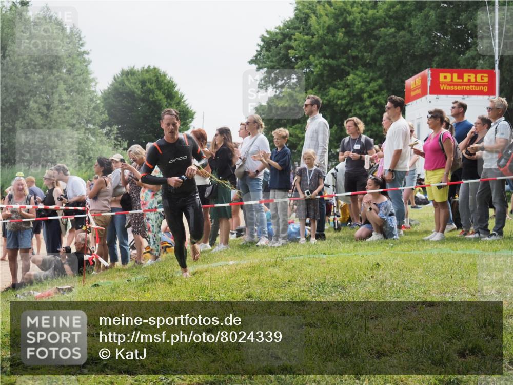 15.06.2025 - 27. Vierlanden-Triathlon KatJ http://msf.ph/oto/8024339 15.06.2025 10:57:40 Schwimmen 707, 722 meine-sportfotos.de