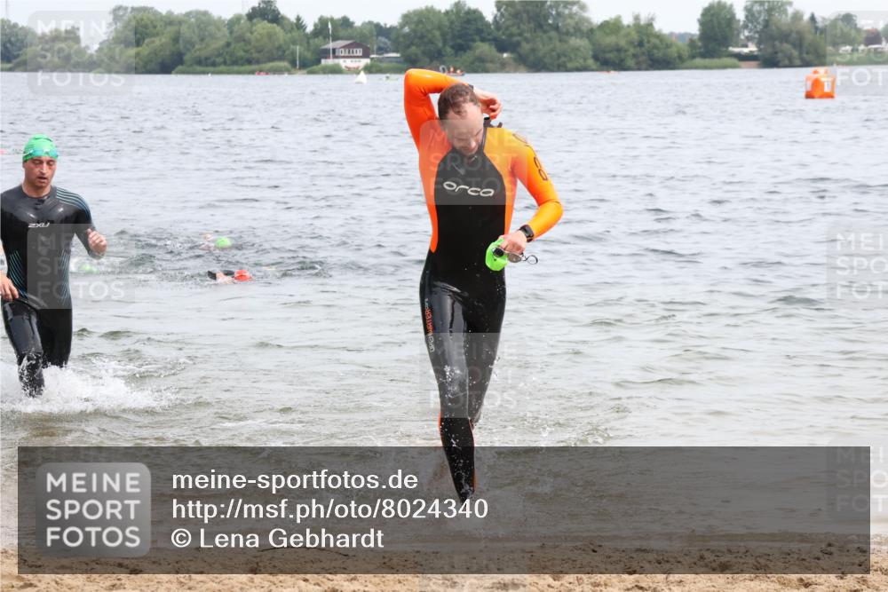 15.06.2025 - 27. Vierlanden-Triathlon Lena Gebhardt http://msf.ph/oto/8024340 15.06.2025 10:55:15 Schwimmen 661, 725, 740 meine-sportfotos.de