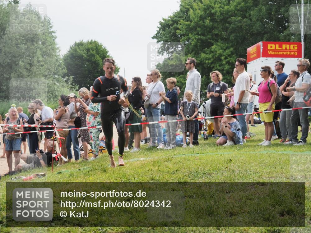 15.06.2025 - 27. Vierlanden-Triathlon KatJ http://msf.ph/oto/8024342 15.06.2025 10:57:40 Schwimmen 707, 722 meine-sportfotos.de