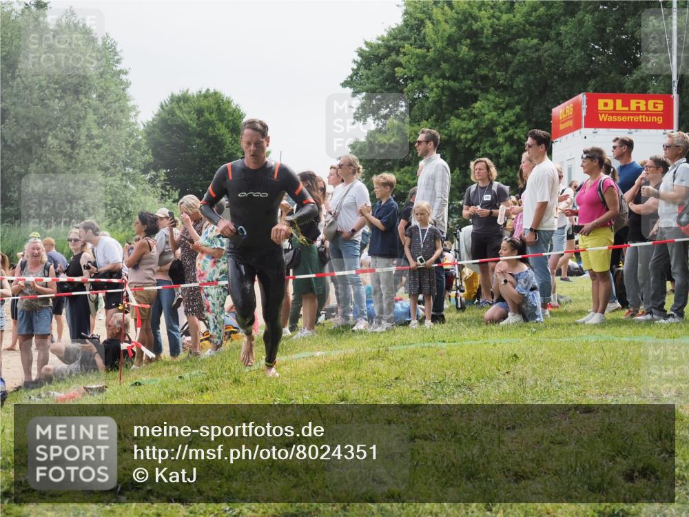 15.06.2025 - 27. Vierlanden-Triathlon KatJ http://msf.ph/oto/8024351 15.06.2025 10:57:41 Schwimmen 707, 722 meine-sportfotos.de