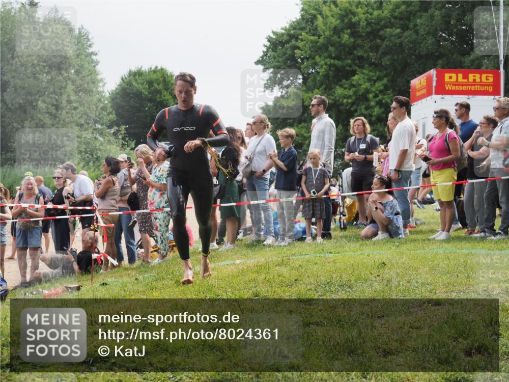 15.06.2025 - 27. Vierlanden-Triathlon KatJ http://msf.ph/oto/8024361 15.06.2025 10:57:41 Schwimmen 707, 722 meine-sportfotos.de