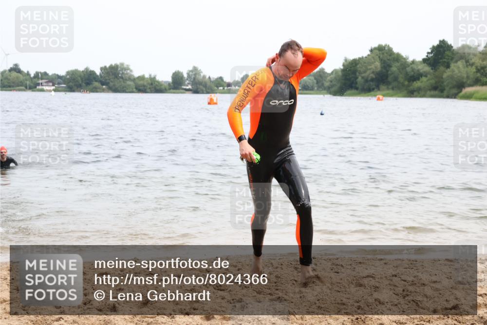 15.06.2025 - 27. Vierlanden-Triathlon Lena Gebhardt http://msf.ph/oto/8024366 15.06.2025 10:55:16 Schwimmen 661, 725, 740 meine-sportfotos.de