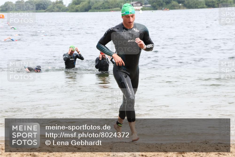 15.06.2025 - 27. Vierlanden-Triathlon Lena Gebhardt http://msf.ph/oto/8024372 15.06.2025 10:55:17 Schwimmen 661, 725, 740 meine-sportfotos.de