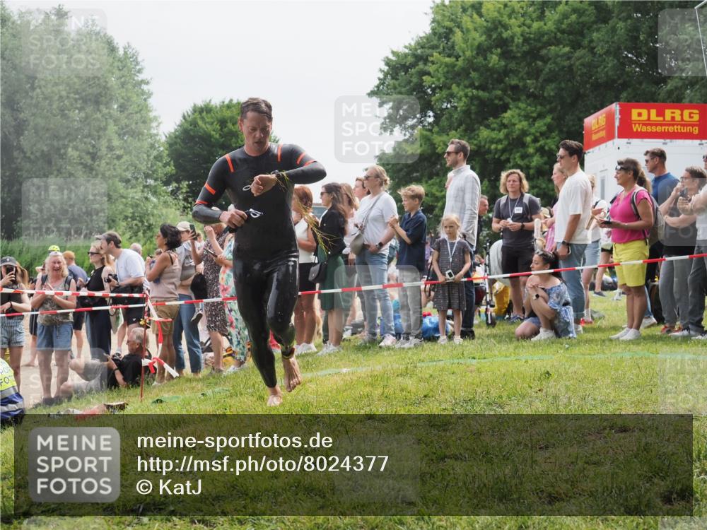 15.06.2025 - 27. Vierlanden-Triathlon KatJ http://msf.ph/oto/8024377 15.06.2025 10:57:41 Schwimmen 707, 722 meine-sportfotos.de
