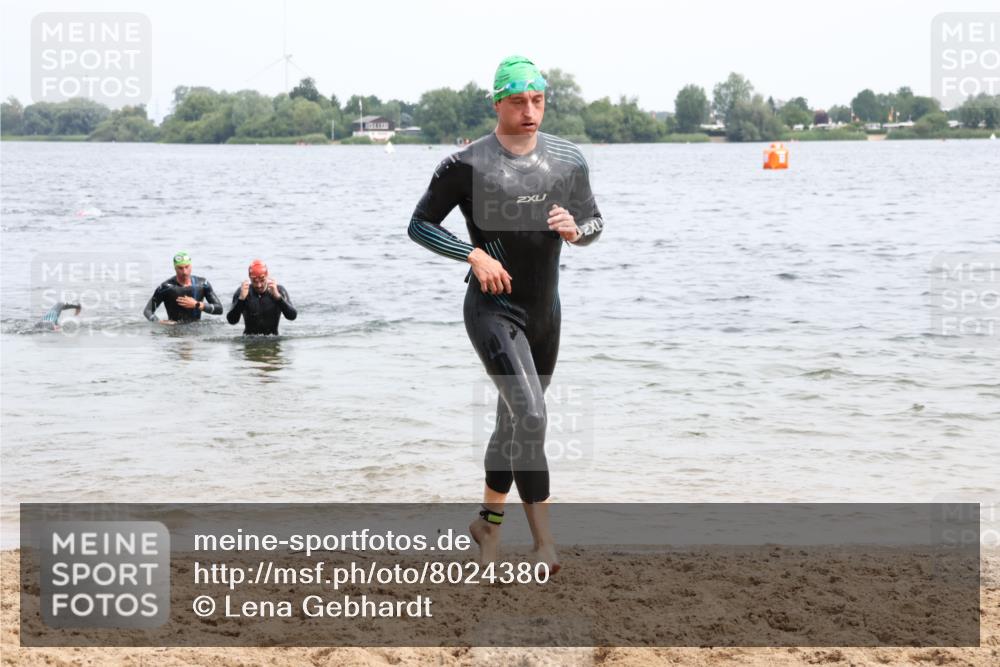 15.06.2025 - 27. Vierlanden-Triathlon Lena Gebhardt http://msf.ph/oto/8024380 15.06.2025 10:55:18 Schwimmen 661, 725, 740 meine-sportfotos.de