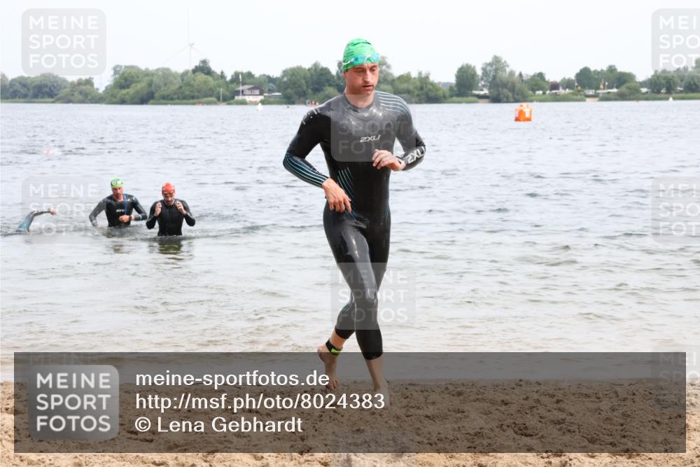 15.06.2025 - 27. Vierlanden-Triathlon Lena Gebhardt http://msf.ph/oto/8024383 15.06.2025 10:55:18 Schwimmen 661, 725, 740 meine-sportfotos.de