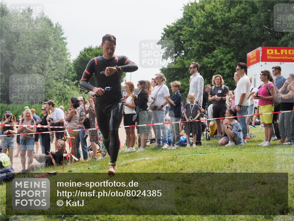 15.06.2025 - 27. Vierlanden-Triathlon KatJ http://msf.ph/oto/8024385 15.06.2025 10:57:41 Schwimmen 707, 722 meine-sportfotos.de