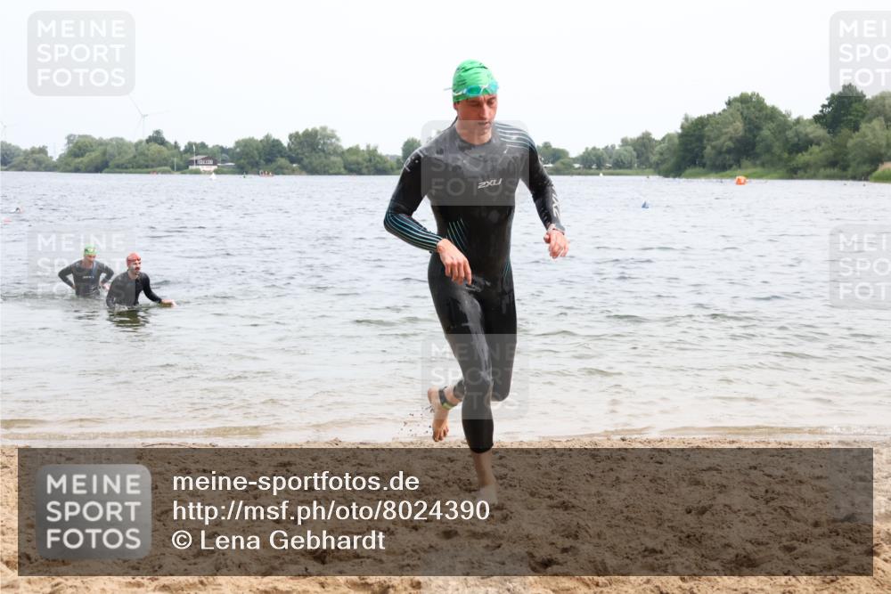 15.06.2025 - 27. Vierlanden-Triathlon Lena Gebhardt http://msf.ph/oto/8024390 15.06.2025 10:55:19 Schwimmen 661, 725, 740 meine-sportfotos.de