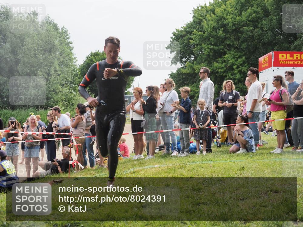 15.06.2025 - 27. Vierlanden-Triathlon KatJ http://msf.ph/oto/8024391 15.06.2025 10:57:41 Schwimmen 707, 722 meine-sportfotos.de