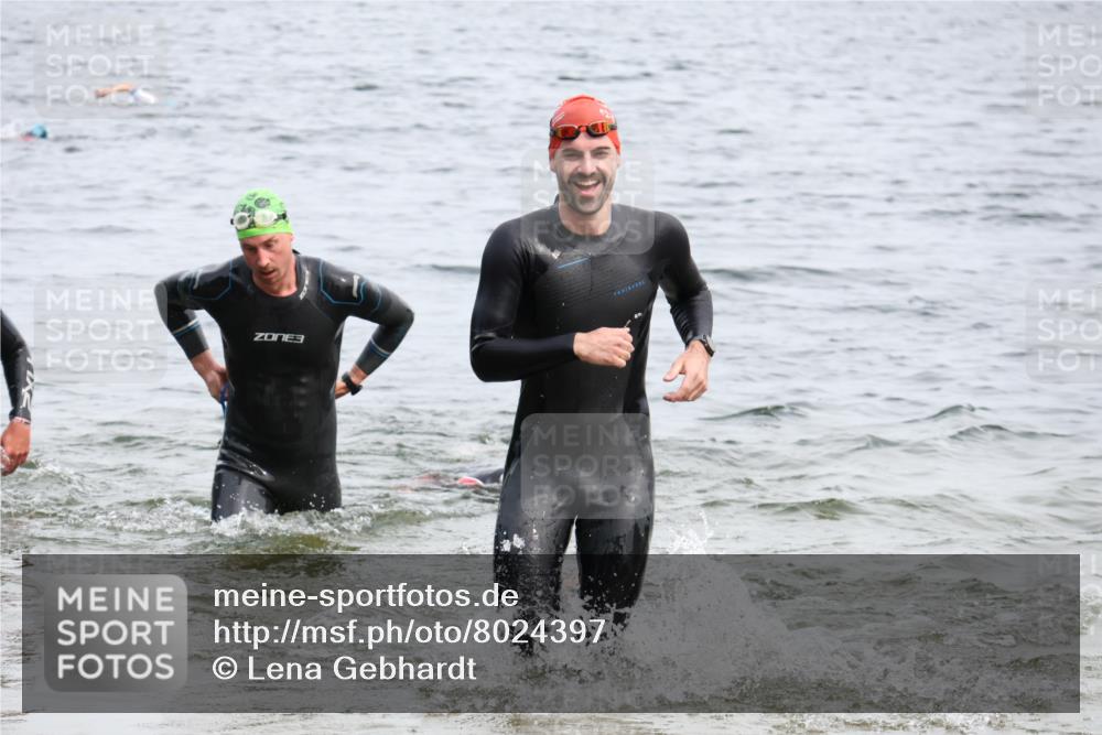15.06.2025 - 27. Vierlanden-Triathlon Lena Gebhardt http://msf.ph/oto/8024397 15.06.2025 10:55:23 Schwimmen 639, 656, 661, 725, 740 meine-sportfotos.de