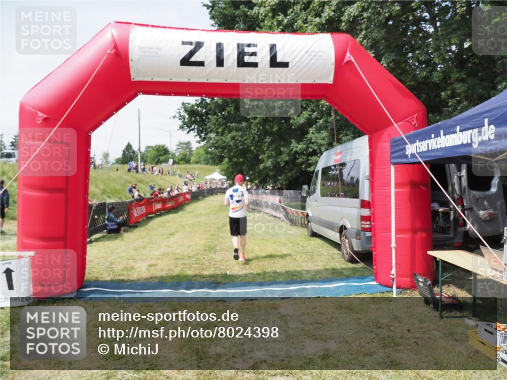 21.06.2025 - 27. Vierlanden-Triathlon MichiJ http://msf.ph/oto/8024398 15.06.2026 11:51:10 Ziel 371, 387 meine-sportfotos.de