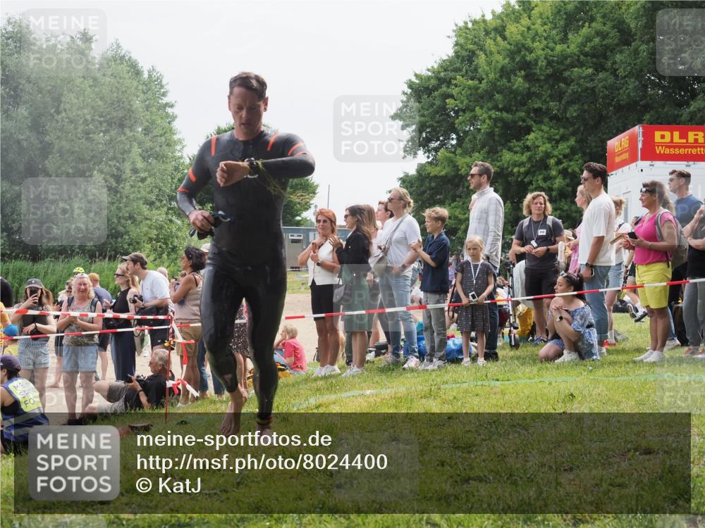 15.06.2025 - 27. Vierlanden-Triathlon KatJ http://msf.ph/oto/8024400 15.06.2025 10:57:41 Schwimmen 707, 722 meine-sportfotos.de