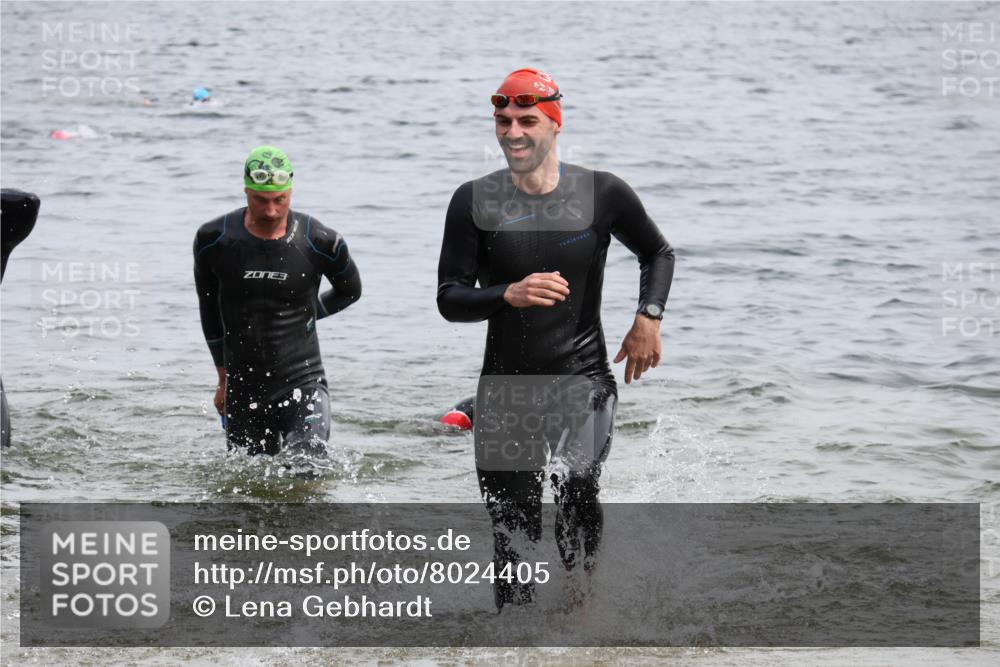 15.06.2025 - 27. Vierlanden-Triathlon Lena Gebhardt http://msf.ph/oto/8024405 15.06.2025 10:55:23 Schwimmen 639, 656, 661, 725, 740 meine-sportfotos.de