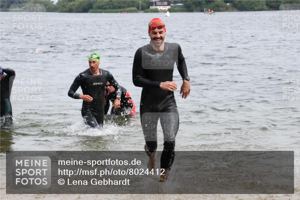 15.06.2025 - 27. Vierlanden-Triathlon Lena Gebhardt http://msf.ph/oto/8024412 15.06.2025 10:55:24 Schwimmen 639, 656, 661, 725, 740 meine-sportfotos.de