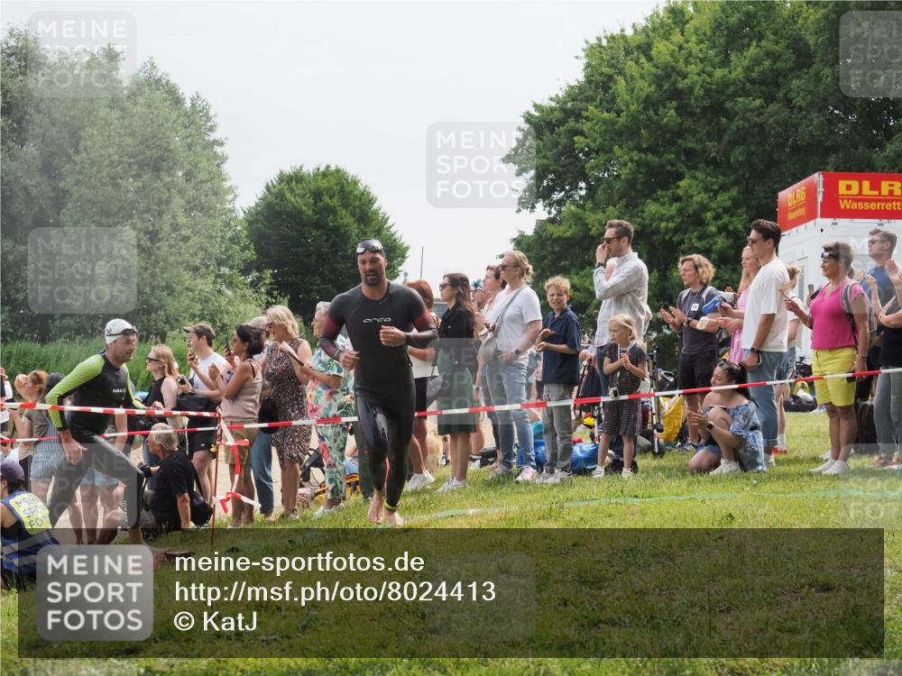 15.06.2025 - 27. Vierlanden-Triathlon KatJ http://msf.ph/oto/8024413 15.06.2025 10:57:51 Schwimmen 686, 738, 774 meine-sportfotos.de