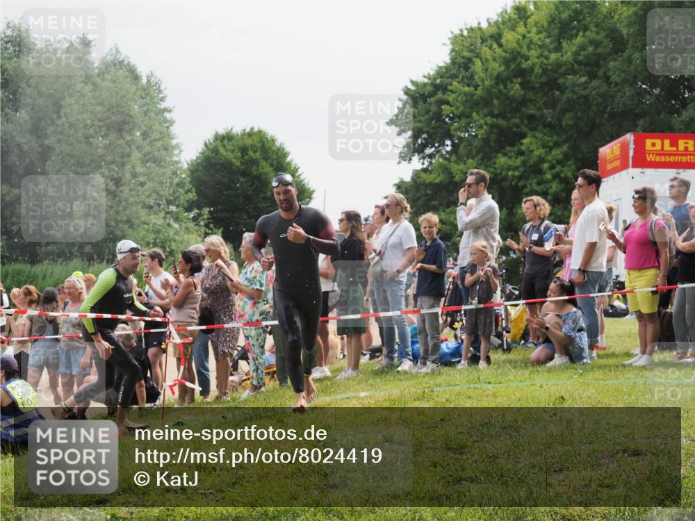 15.06.2025 - 27. Vierlanden-Triathlon KatJ http://msf.ph/oto/8024419 15.06.2025 10:57:51 Schwimmen 686, 738, 774 meine-sportfotos.de