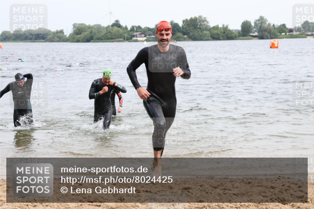 15.06.2025 - 27. Vierlanden-Triathlon Lena Gebhardt http://msf.ph/oto/8024425 15.06.2025 10:55:25 Schwimmen 639, 656, 661, 725, 740 meine-sportfotos.de