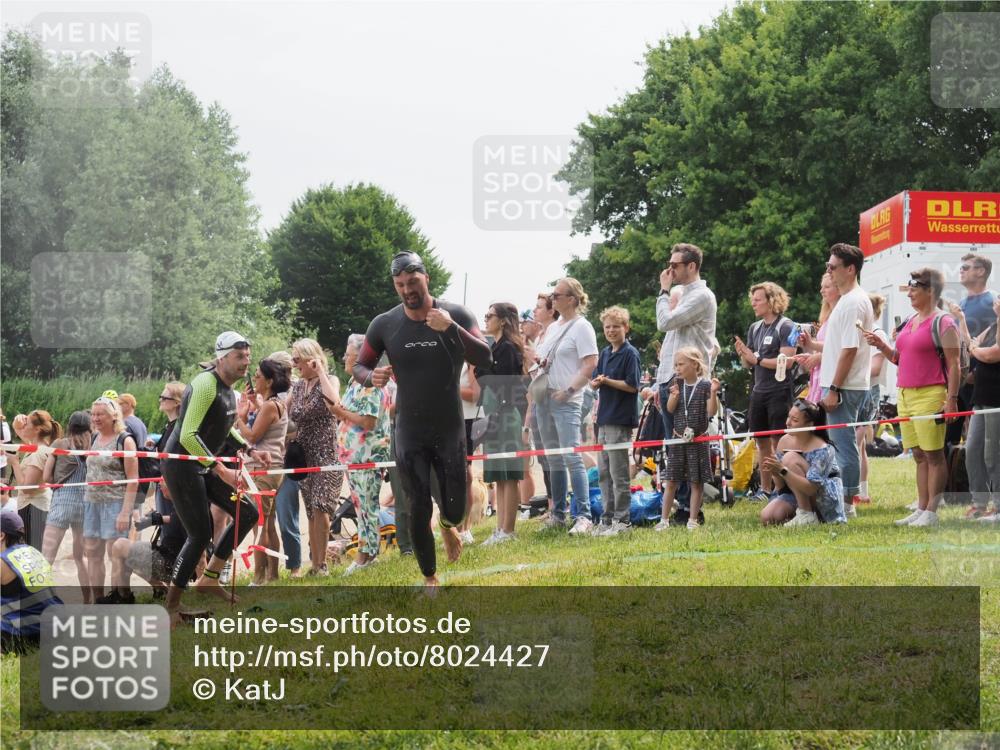 15.06.2025 - 27. Vierlanden-Triathlon KatJ http://msf.ph/oto/8024427 15.06.2025 10:57:51 Schwimmen 686, 738, 774 meine-sportfotos.de