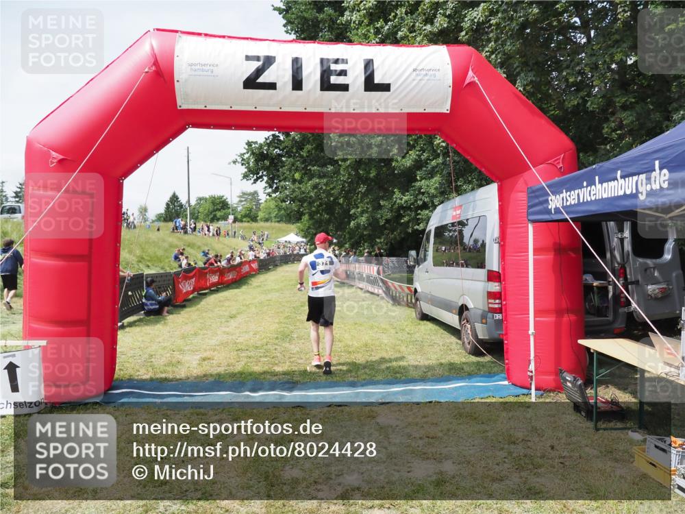 21.06.2025 - 27. Vierlanden-Triathlon MichiJ http://msf.ph/oto/8024428 15.06.2026 11:51:11 Ziel 371, 387 meine-sportfotos.de
