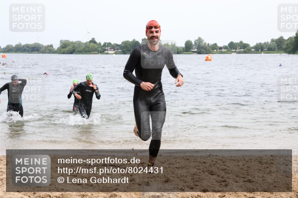 15.06.2025 - 27. Vierlanden-Triathlon Lena Gebhardt http://msf.ph/oto/8024431 15.06.2025 10:55:26 Schwimmen 639, 656, 661, 725, 736, 740 meine-sportfotos.de