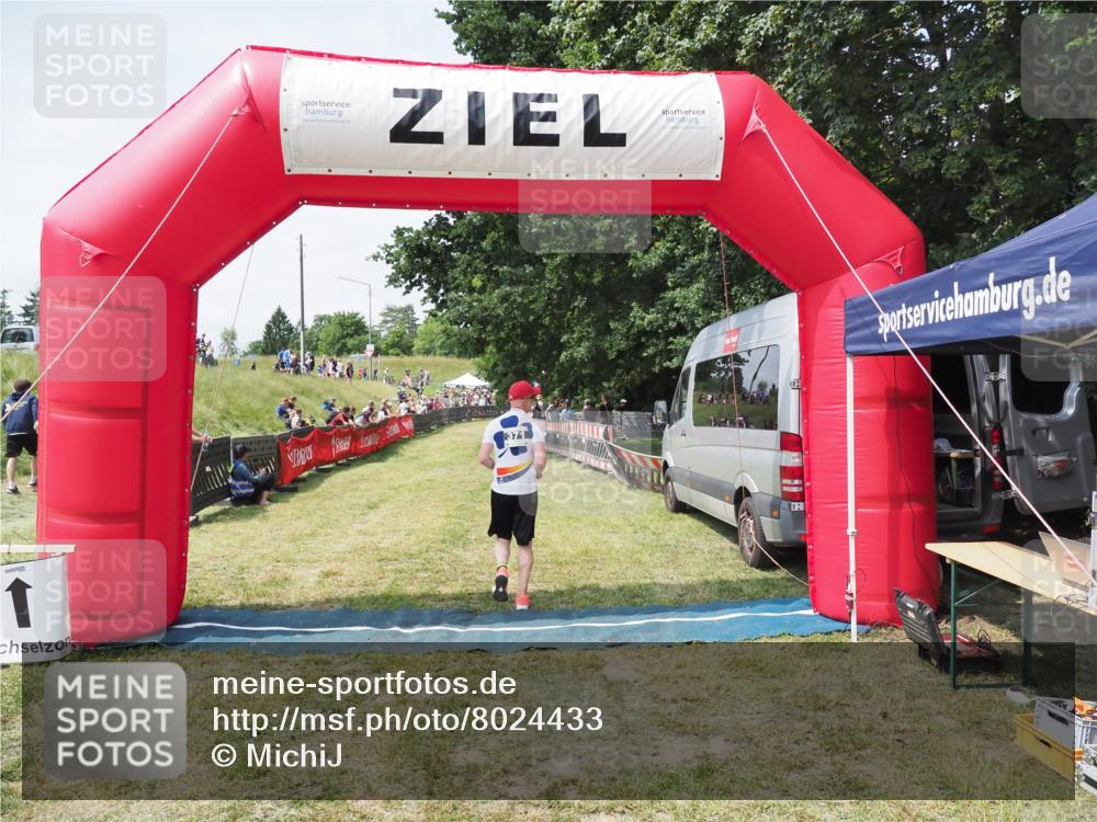 21.06.2025 - 27. Vierlanden-Triathlon MichiJ http://msf.ph/oto/8024433 15.06.2026 11:51:11 Ziel 371, 387 meine-sportfotos.de