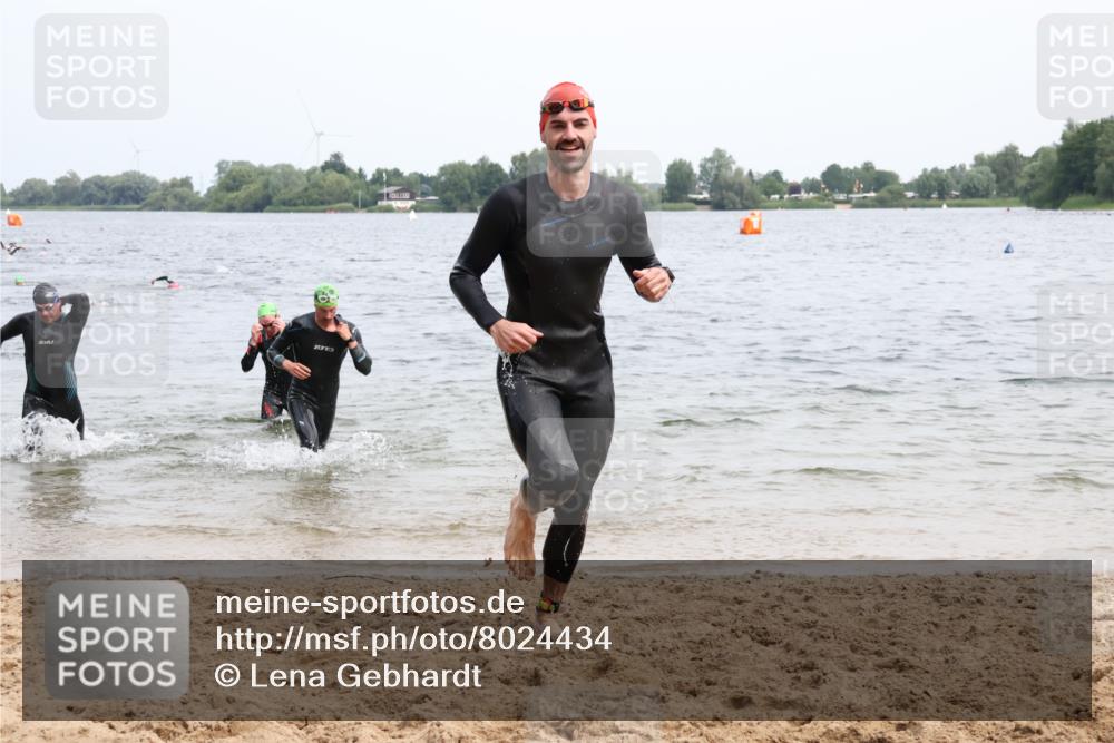 15.06.2025 - 27. Vierlanden-Triathlon Lena Gebhardt http://msf.ph/oto/8024434 15.06.2025 10:55:26 Schwimmen 639, 656, 661, 725, 736, 740 meine-sportfotos.de