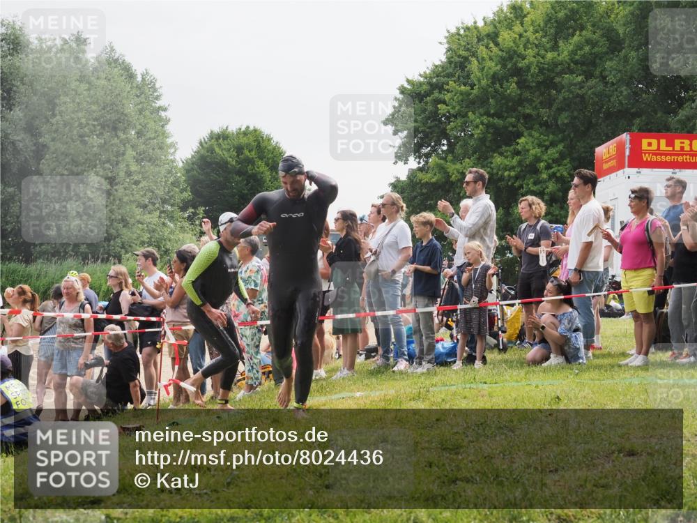 15.06.2025 - 27. Vierlanden-Triathlon KatJ http://msf.ph/oto/8024436 15.06.2025 10:57:51 Schwimmen 686, 738, 774 meine-sportfotos.de