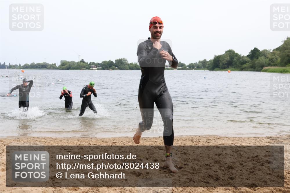 15.06.2025 - 27. Vierlanden-Triathlon Lena Gebhardt http://msf.ph/oto/8024438 15.06.2025 10:55:26 Schwimmen 639, 656, 661, 725, 736, 740 meine-sportfotos.de