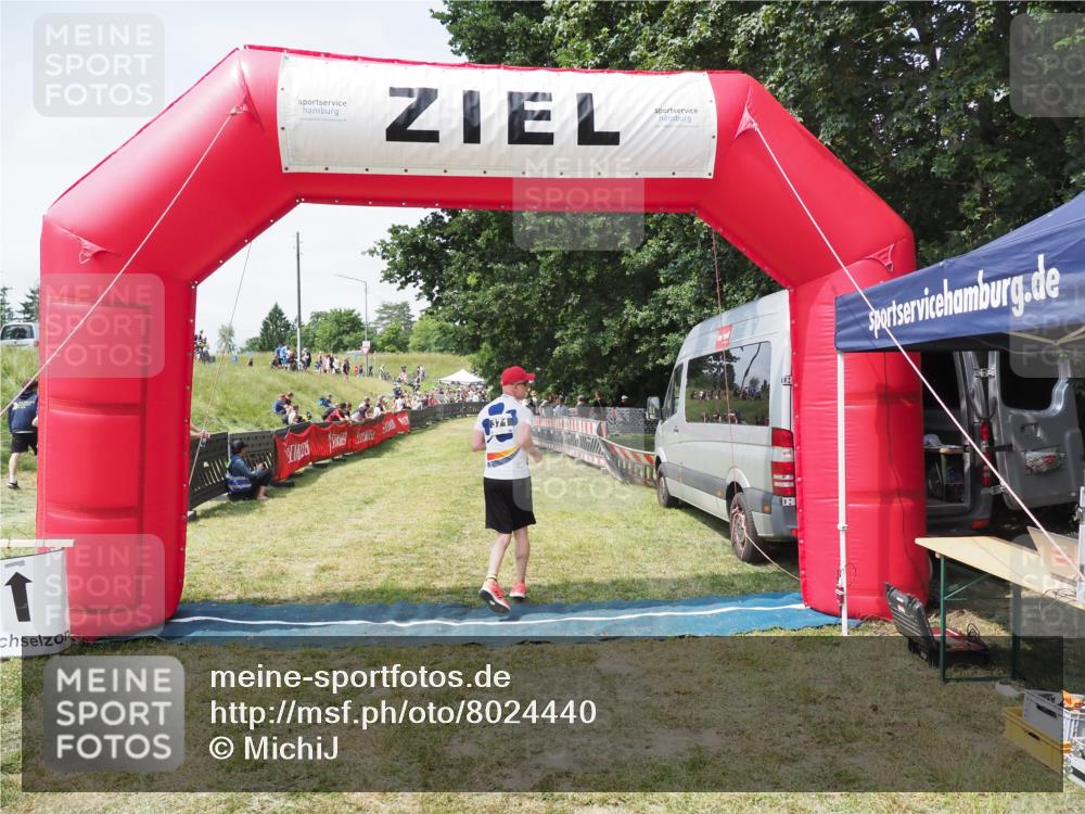 21.06.2025 - 27. Vierlanden-Triathlon MichiJ http://msf.ph/oto/8024440 15.06.2026 11:51:11 Ziel 371, 387 meine-sportfotos.de