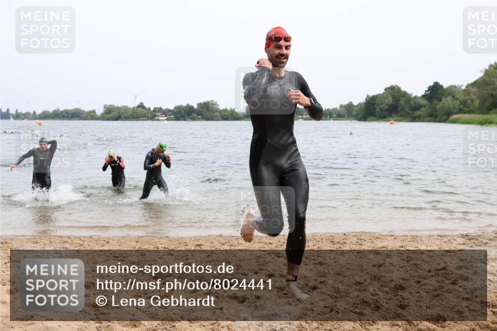 15.06.2025 - 27. Vierlanden-Triathlon Lena Gebhardt http://msf.ph/oto/8024441 15.06.2025 10:55:26 Schwimmen 639, 656, 661, 725, 736, 740 meine-sportfotos.de