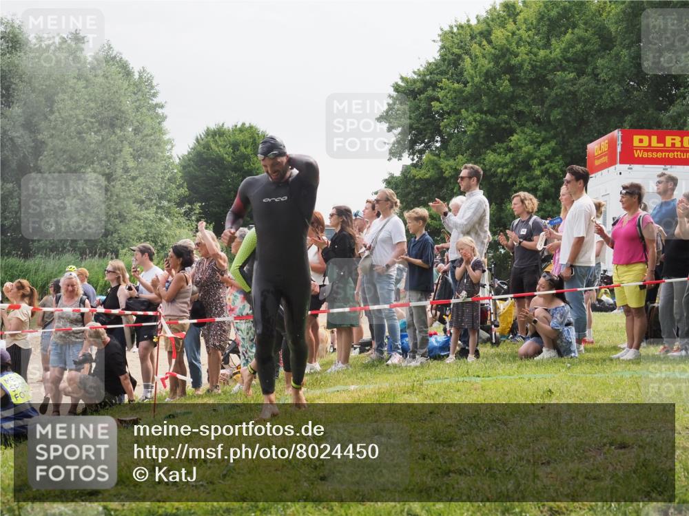 15.06.2025 - 27. Vierlanden-Triathlon KatJ http://msf.ph/oto/8024450 15.06.2025 10:57:51 Schwimmen 686, 738, 774 meine-sportfotos.de
