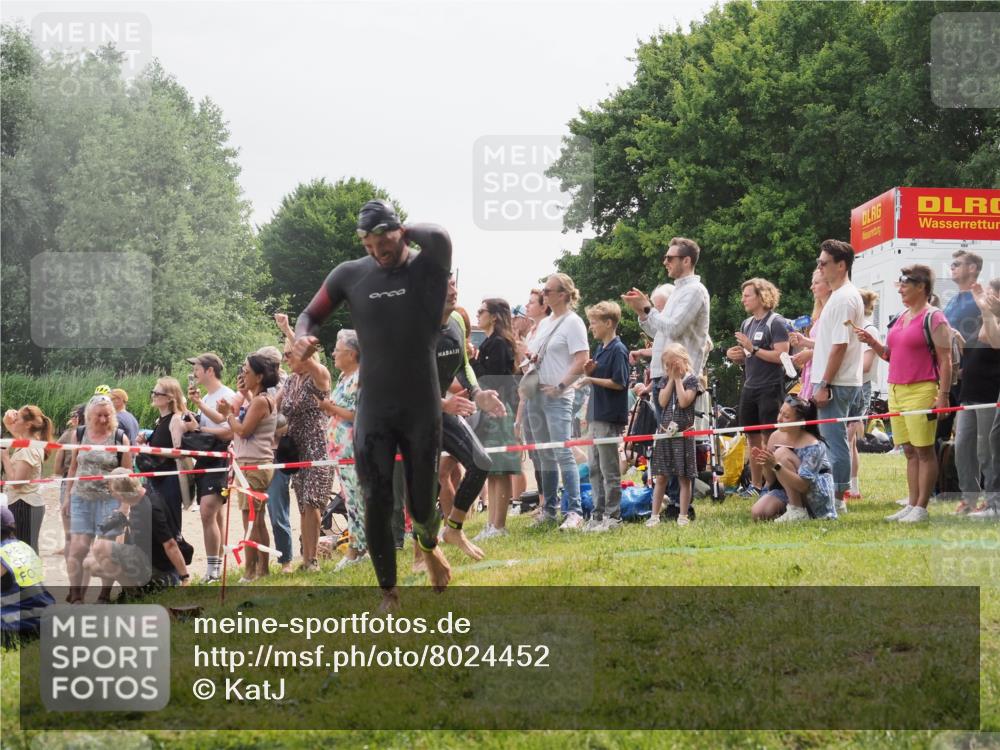15.06.2025 - 27. Vierlanden-Triathlon KatJ http://msf.ph/oto/8024452 15.06.2025 10:57:51 Schwimmen 686, 738, 774 meine-sportfotos.de