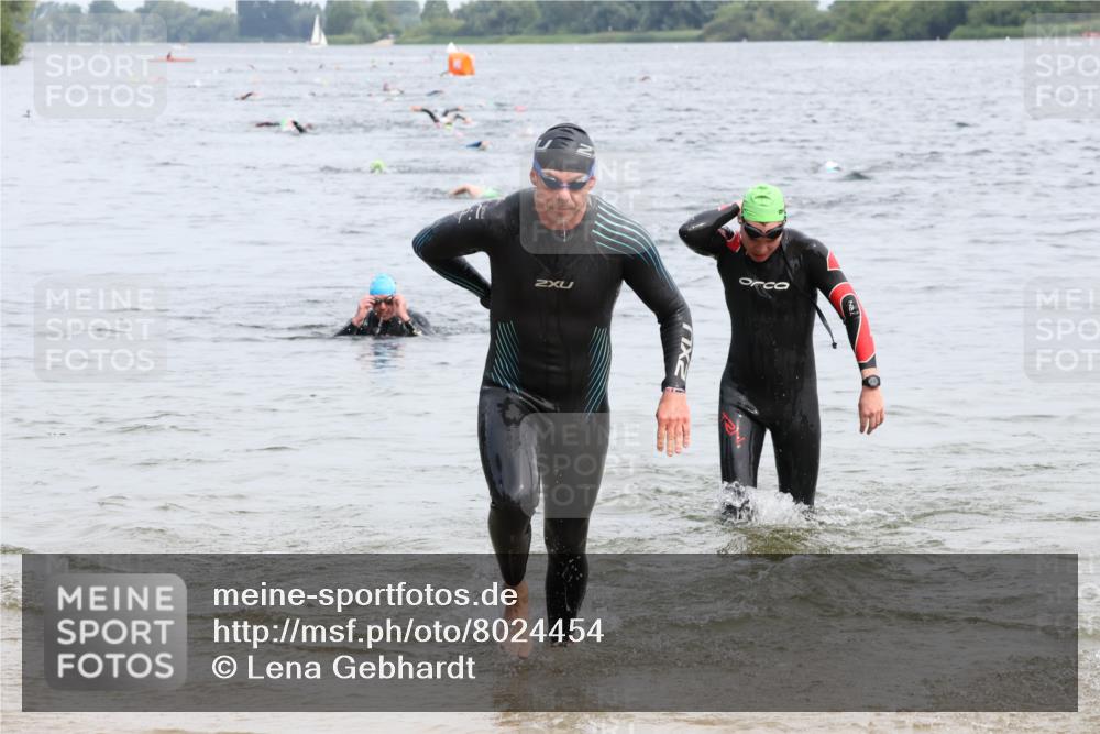 15.06.2025 - 27. Vierlanden-Triathlon Lena Gebhardt http://msf.ph/oto/8024454 15.06.2025 10:55:28 Schwimmen 639, 656, 661, 736, 740 meine-sportfotos.de