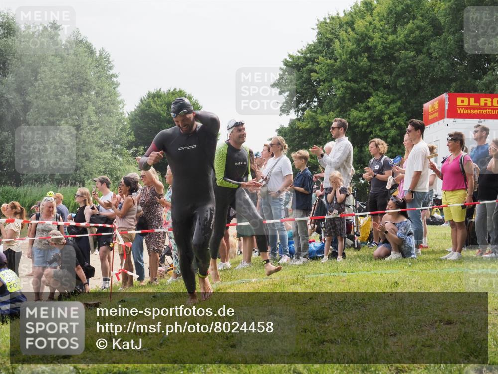 15.06.2025 - 27. Vierlanden-Triathlon KatJ http://msf.ph/oto/8024458 15.06.2025 10:57:52 Schwimmen 686, 705, 738, 774 meine-sportfotos.de