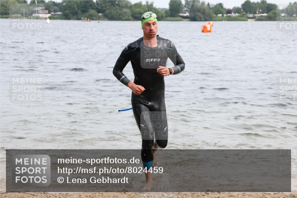 15.06.2025 - 27. Vierlanden-Triathlon Lena Gebhardt http://msf.ph/oto/8024459 15.06.2025 10:55:29 Schwimmen 639, 656, 661, 736, 740 meine-sportfotos.de